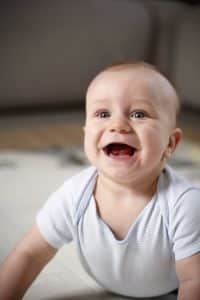 Baby met eerste tandjes tijdens de doorkomen tandjes volgorde van het melkgebit.