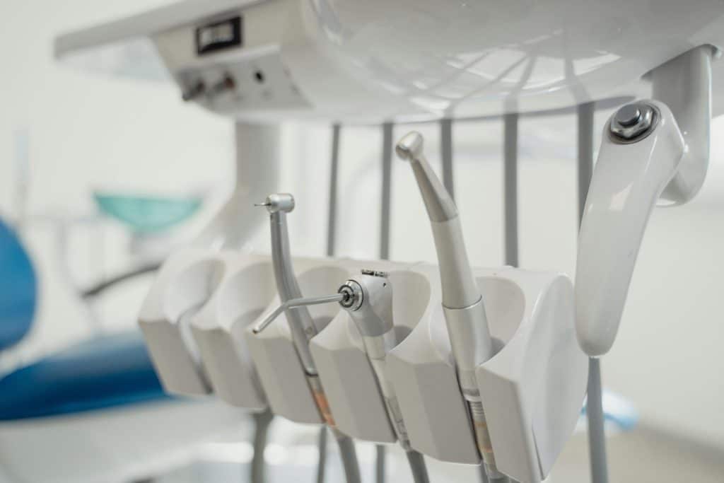 Tandheelkundige instrumenten in een tandartspraktijk voor behandeling van tandvleesproblemen.